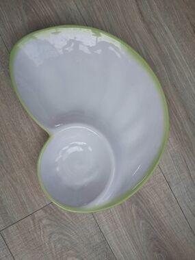 Melamine Shell Shaped Nautilus Dip And Chip Bowl with Lime Green Rim